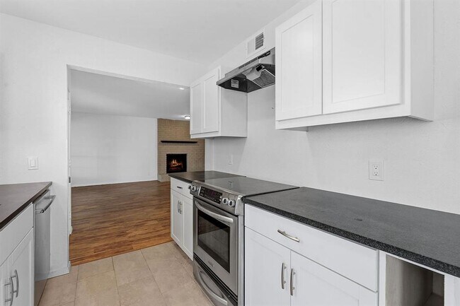 Building Photo - 2106 Lamplight Village Cir