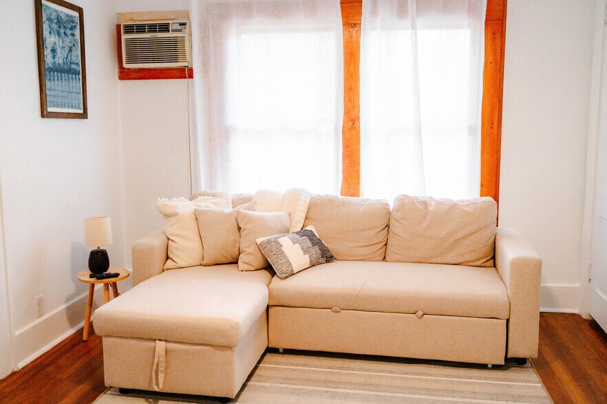 Building Photo - 711 S Phillips Ave