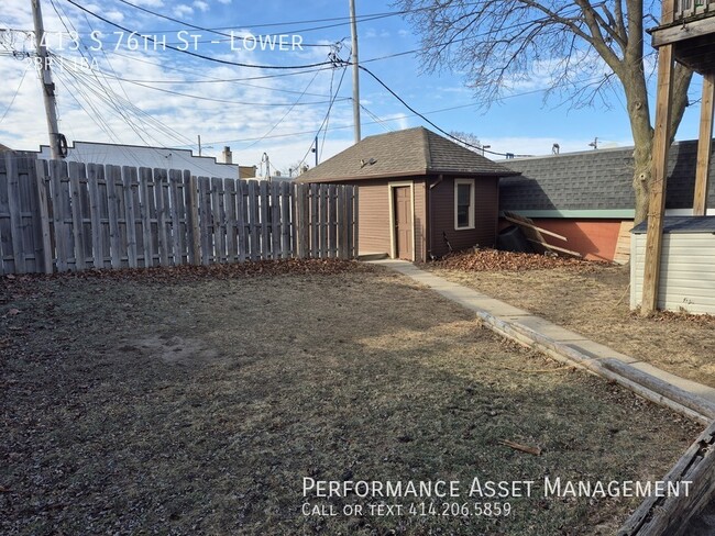 Building Photo - Charming 2BD/1BA West Allis Lower