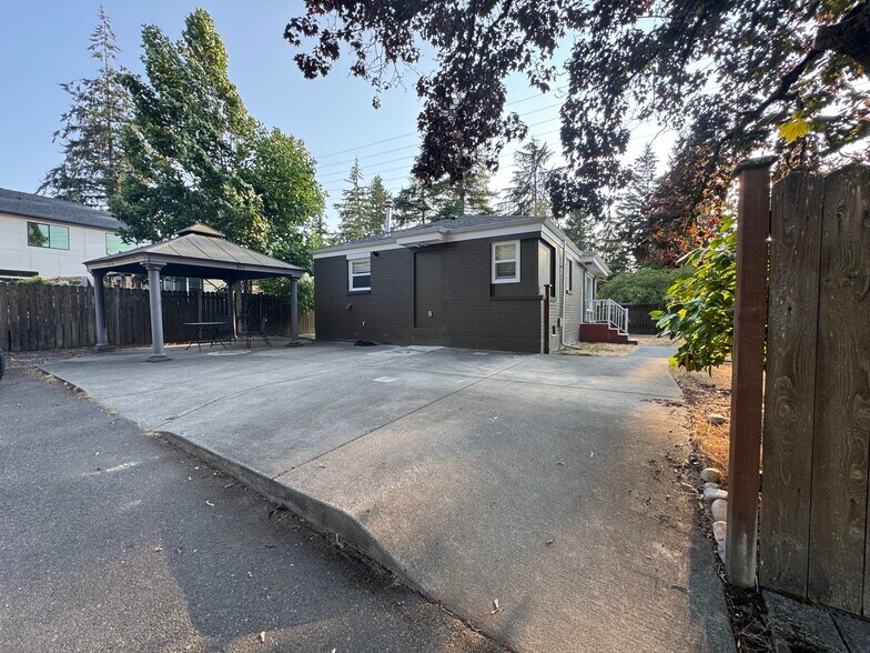 Building Photo - 16626 15th Ave NE