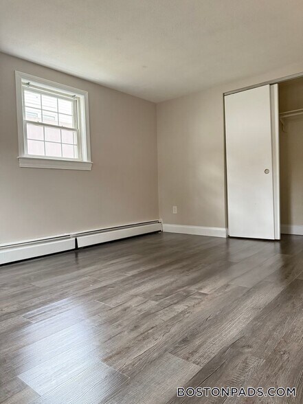 Building Photo - 887 Varnum Ave