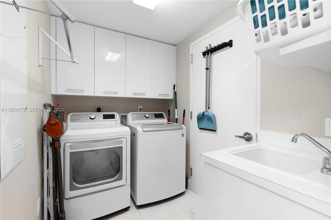 Building Photo - 2711 S Ocean Dr