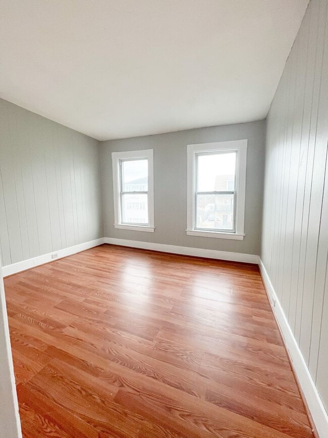 Building Photo - 159 Cartier St