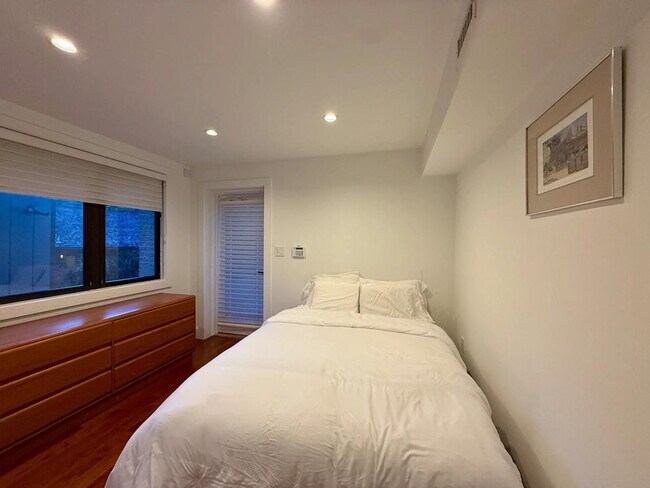 Building Photo - 2720 N Fillmore St