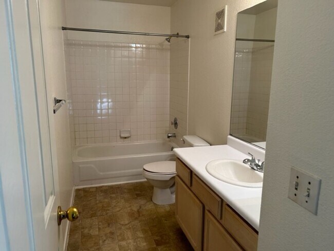 Building Photo - 3 Bed Townhome For Rent in Henderson!