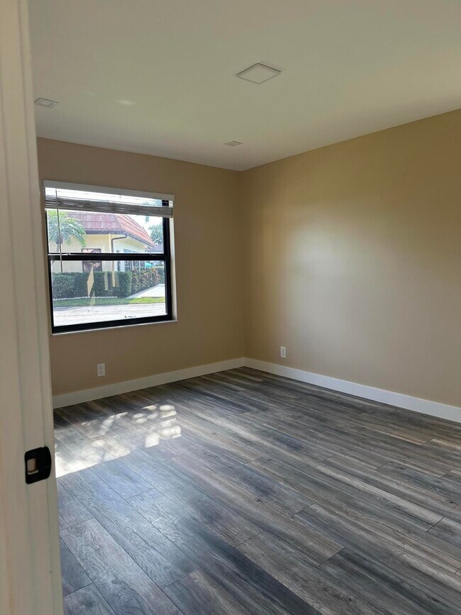 Building Photo - 7233 Golf Colony Ct