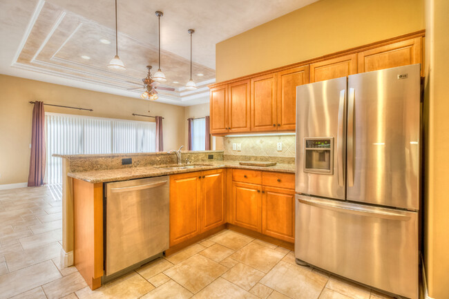 Building Photo - Stunning Pool Home in Town Park!