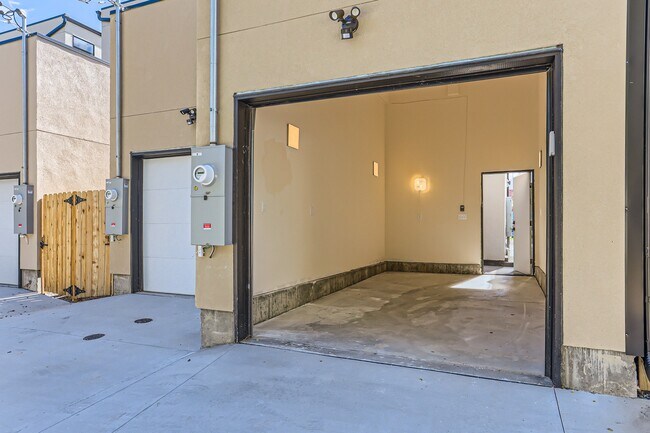 Building Photo - 2319 S High St