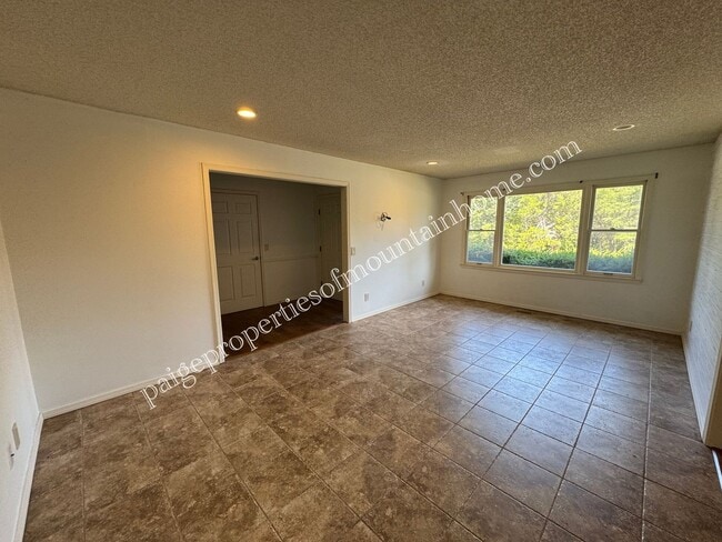 Building Photo - Stylish 3-Bedroom Home with Beautiful Kitc...