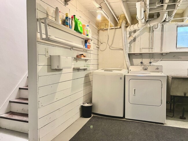 Building Photo - The Ideal TC Downtown Retreat