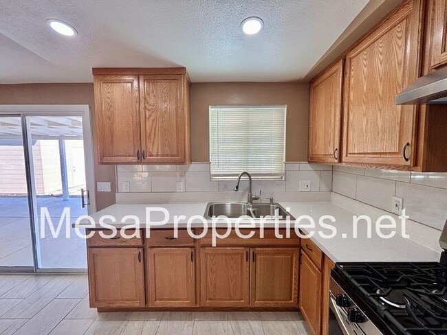 Building Photo - 16059 Iris Dr