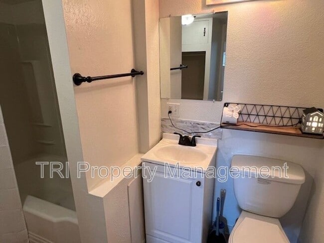 Building Photo - 327 S 2nd St