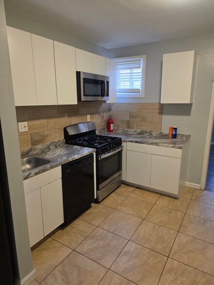 Building Photo - 404 N Daggett St