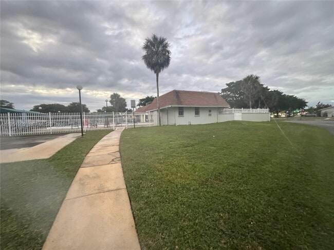 Building Photo - 5482 Lakewood Cir S