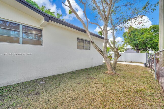 Building Photo - 8201 SW 42nd St