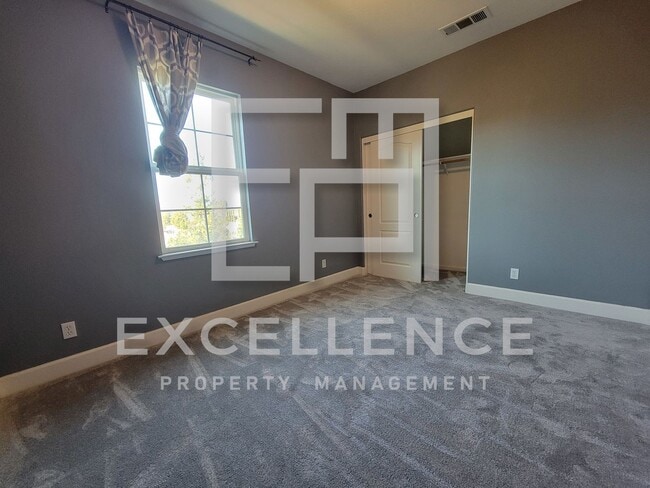 Building Photo - Beautifully Updated 2/2 with 2 Car Garage,...