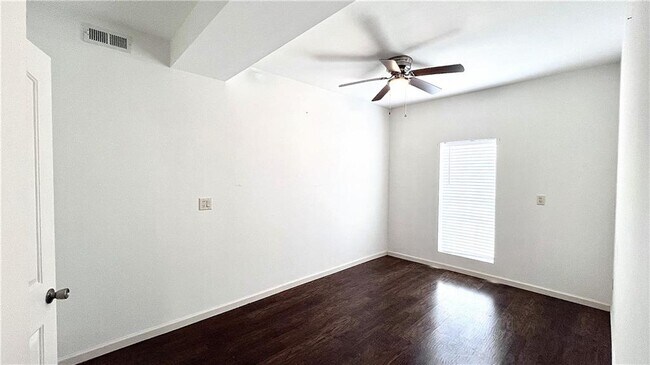 Building Photo - 4236 E Cherokee Dr