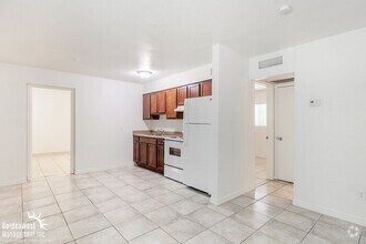 Building Photo - Single Level Spacious 2Bdm 1Ba Apartment i...