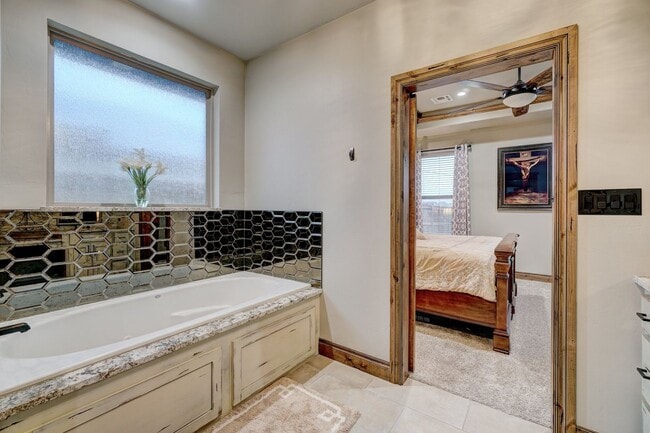 Building Photo - 4009 NE Realtree Dr