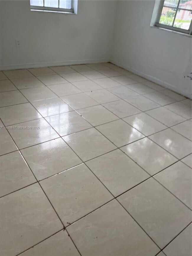 Building Photo - 14155 NE 14th Ave