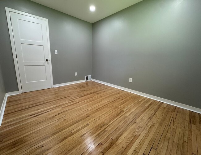 Building Photo - Stunning 5 Bedroom 2 Bathroom Home + Den i...