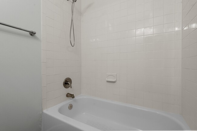 Full Bathroom - 1621 E St NE