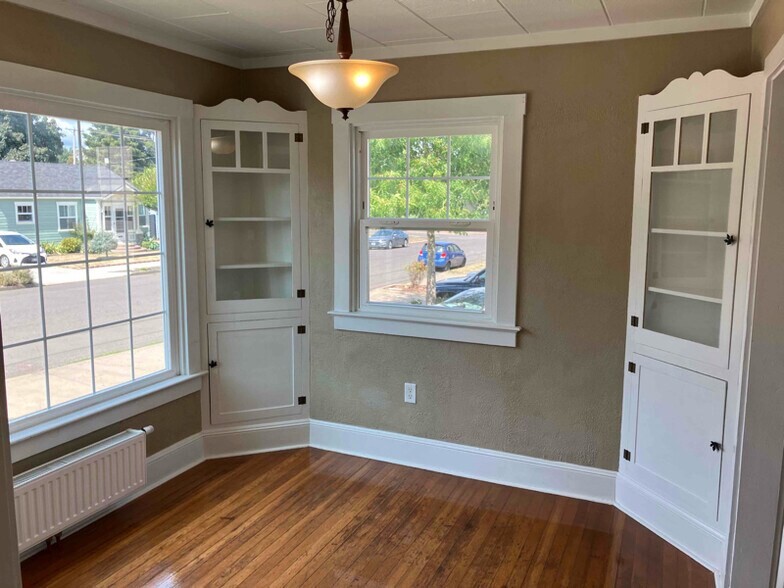 Building Photo - 235 Catron St N