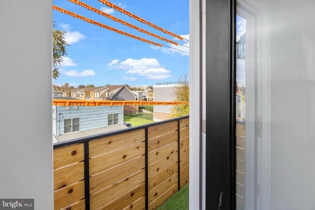 Building Photo - 342 W Queen Ln