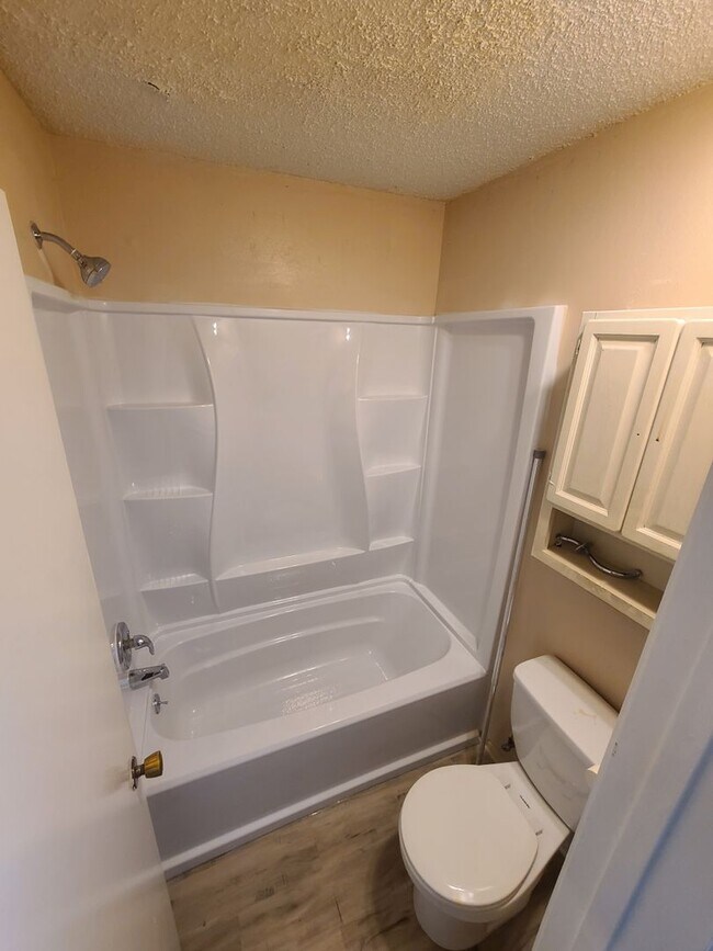 Building Photo - Great Townhome - North Central Location