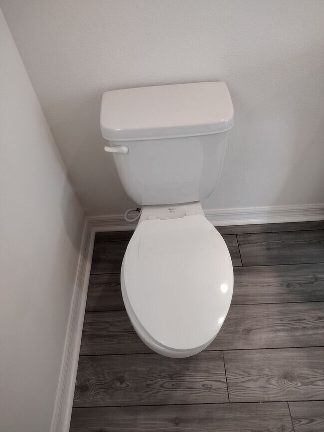 Building Photo - Beautiful 4 bedroom 2.5 Bathroom House For...