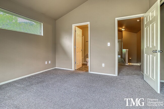 Building Photo - Gorgeous 4-bedroom Townhome with garage and washer / dryer in unit.
