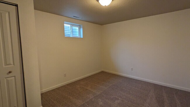 Building Photo - 5 BED/2 BATH RANCH HOME W/FINISHED BASEMEN...