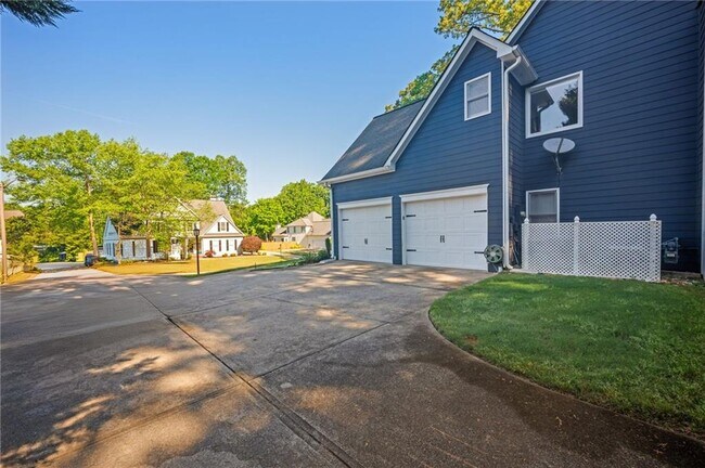 Building Photo - 2506 Retreat Dr NE