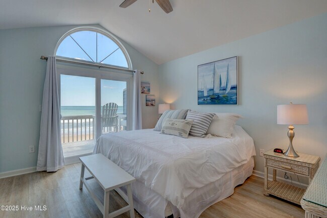 Building Photo - 3946 Island Dr