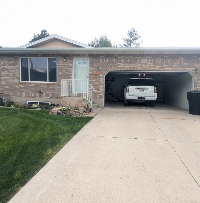 Building Photo - 564 S Goosenest Dr