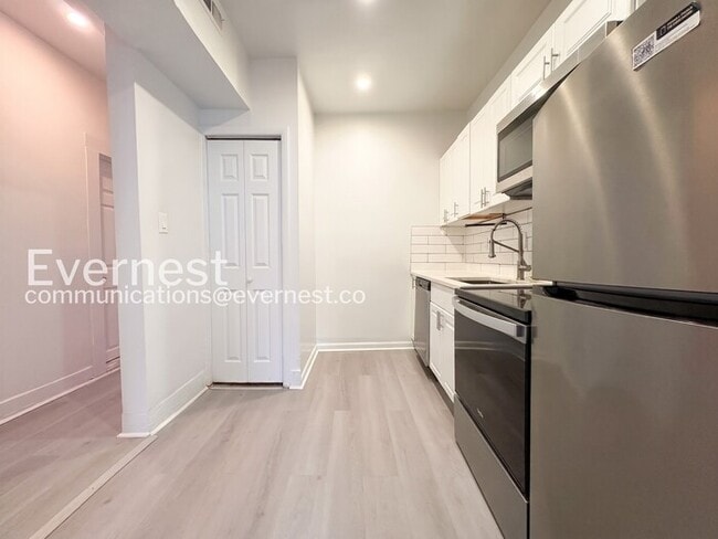 Building Photo - 2-Bed/1-Bath Spacious Condo with Balcony/ Available Now!