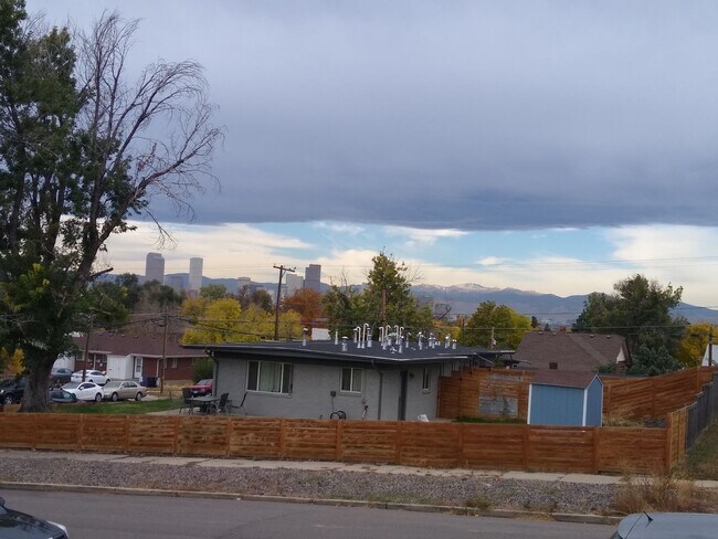 Building Photo - Mountain View 2 Bedroom 1 Bath Duplex on a Hill