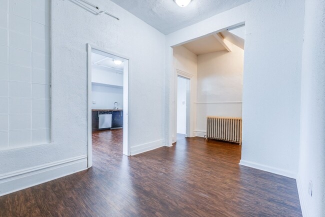 Building Photo - 28 Sharon St