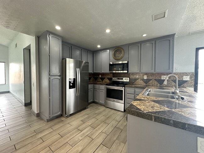 Building Photo - Four Bedroom