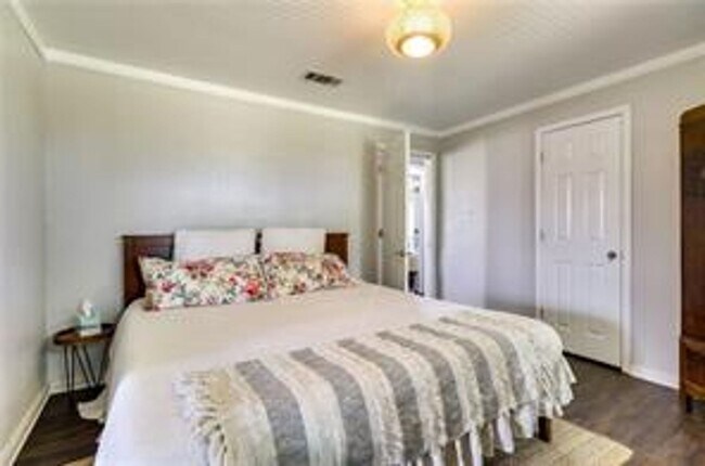 Building Photo - 3911 Southwinds Dr