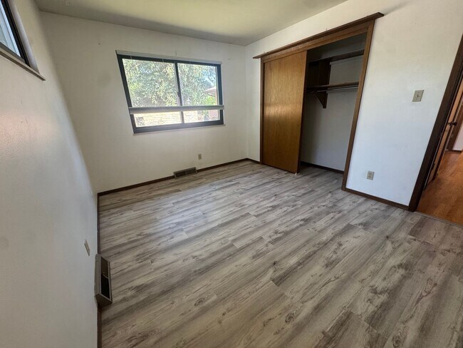 Building Photo - Newly updated Three Bedroom Available In Triplex in Meadowglen