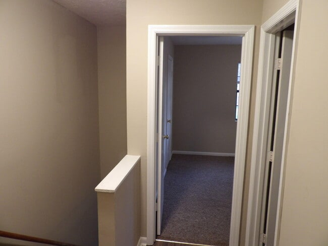 Building Photo - 207 Landings Dr