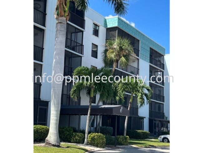 Building Photo - Fabulous Furnished One-Bedroom, Two-Bath Lakefront Condo!