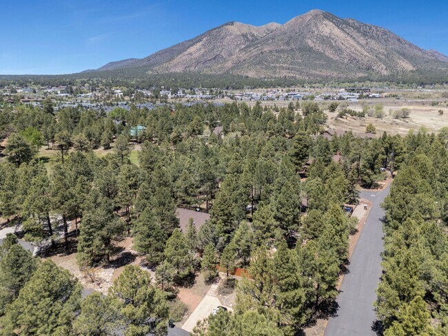 Building Photo - Gorgeous Furnished Country Club Rental