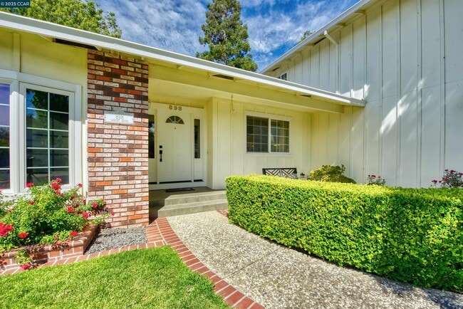 Building Photo - 898 Luxury Dr