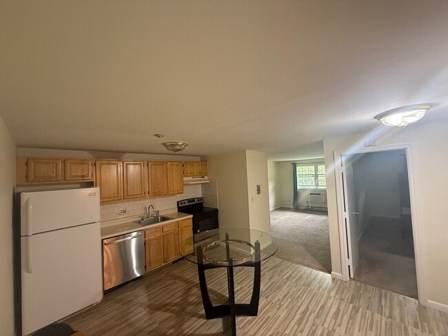 Building Photo - Bright & Modern 1 Bedroom Condo in quiet, ...