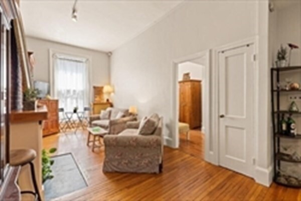 Building Photo - 167 Beacon St