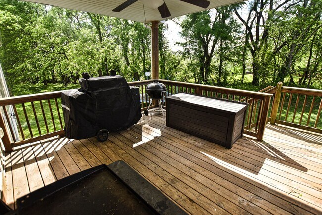 Building Photo - Pet Friendly Five Bedroom!