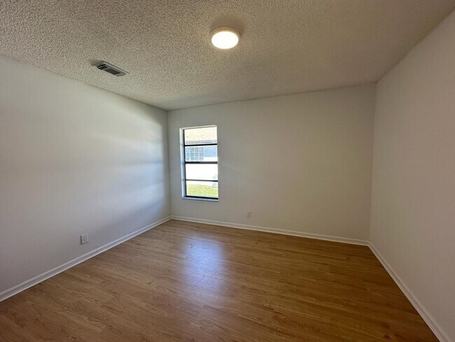 Building Photo - 556 Holly Dr