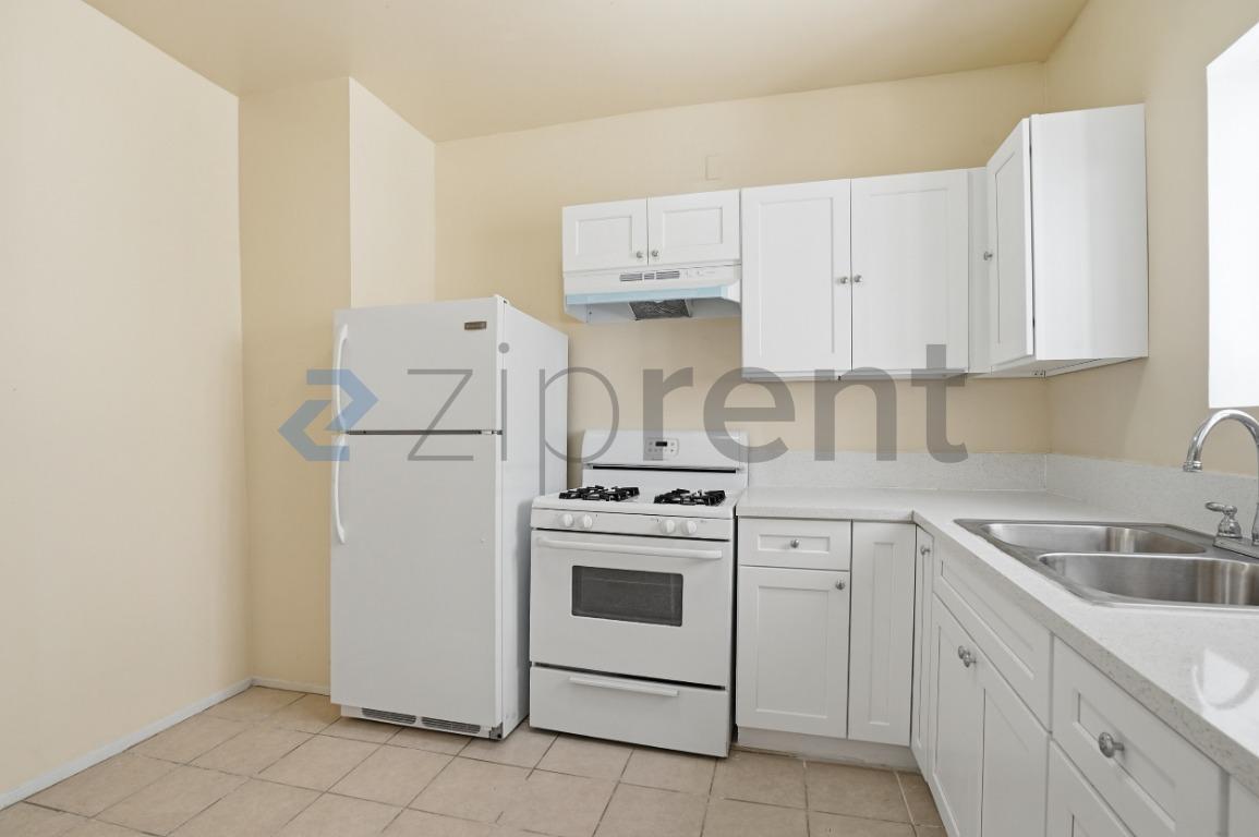 Building Photo - Unit 4